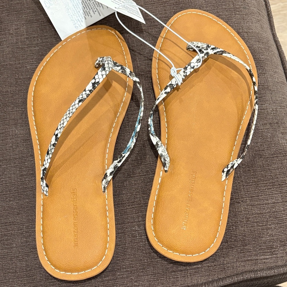 Amazon Essentials Flip-Flops with Black and White Straps. NWT